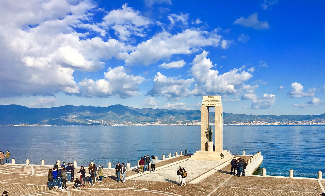 Arena dello Stretto a Reggio Calabria, con la Sicilia sullo sfondo